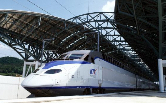 역사에 정차중인 KTX