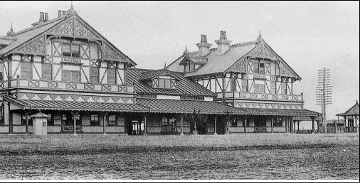 1906년 신축된 목조 2층(일부 3층)서양식 건축으로 준공된 용산역사