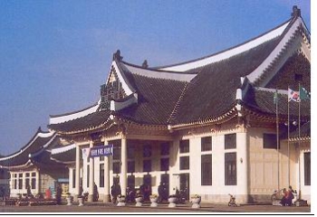 1981년 5월 25일  현대식 구조와 전통양식이 혼합된 양식으로 신축 준공 된 전주역사