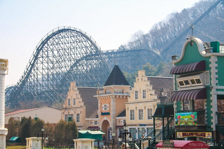 높고 커다란 롤러코스터와 다양한 형태의 놀이시설물들을 갖춘 에버랜드
