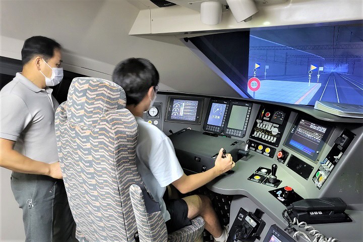 SR 시민안전체험단 SRT 안전관리체험 중 지하철 운전 시뮬레이터 체험 중이다.