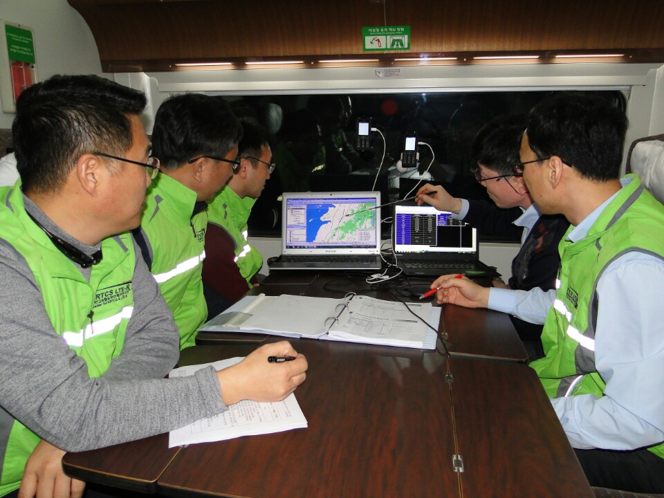 350km/h급 열차제어시스템 성능검증시험중인 KRTCS LTE-R 연구원들