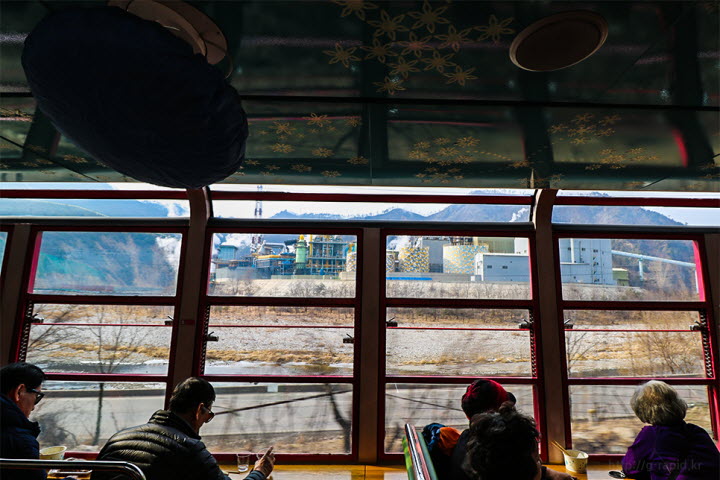 객실 창가에서 여행을 즐기는 승객들