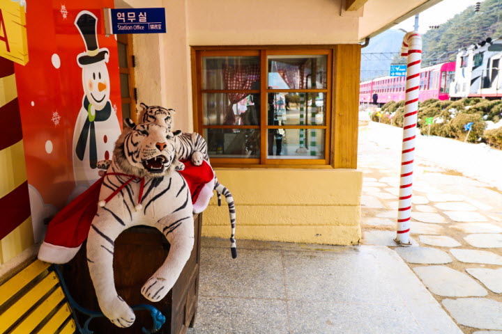 분천역사 역무실 앞 백호 인형