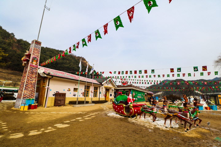 산타크로스 모형이 설치되어 있는 분천역사 전경