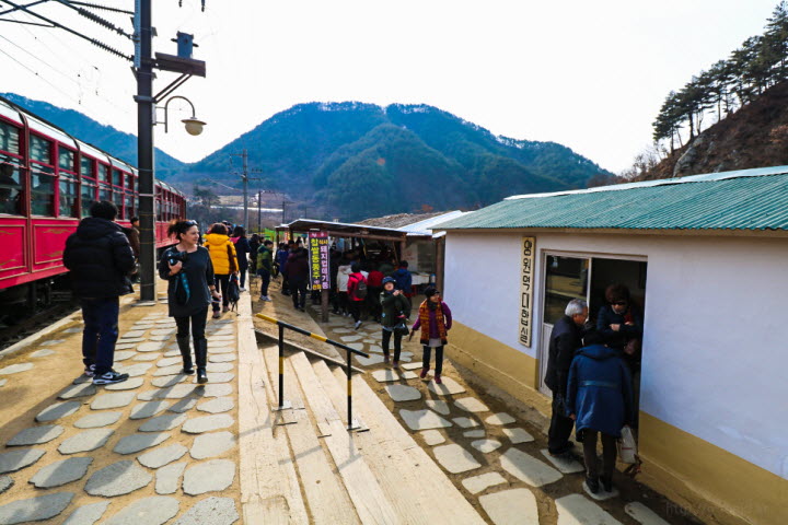 관광객으로 북적이는 양원역