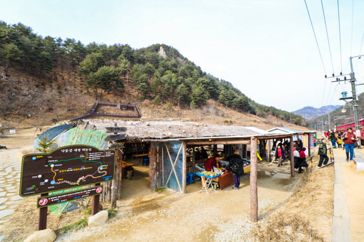 V트레인이 정차해 있을 때 서는 마을 주민들의 장터