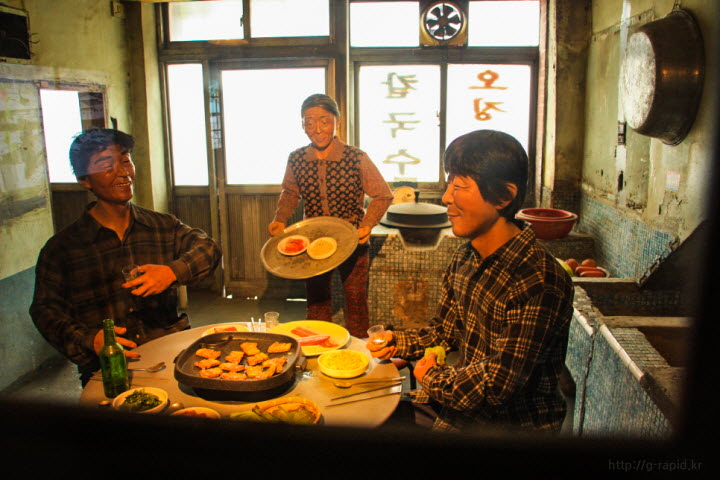 석탄산업이 한창이던 그 시절 선술집 풍경을 재현해 놓았다