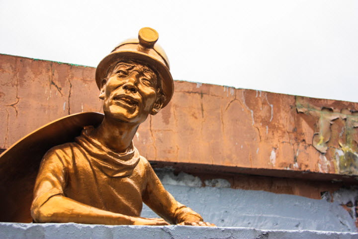 철암탄광역사촌 이곳 저곳에 당시 광부들의 모습을 재현해 놓은 조형물들이 설치되어 있다