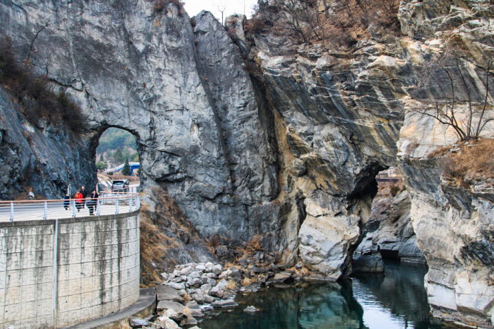 자동차 터널 옆 구문소