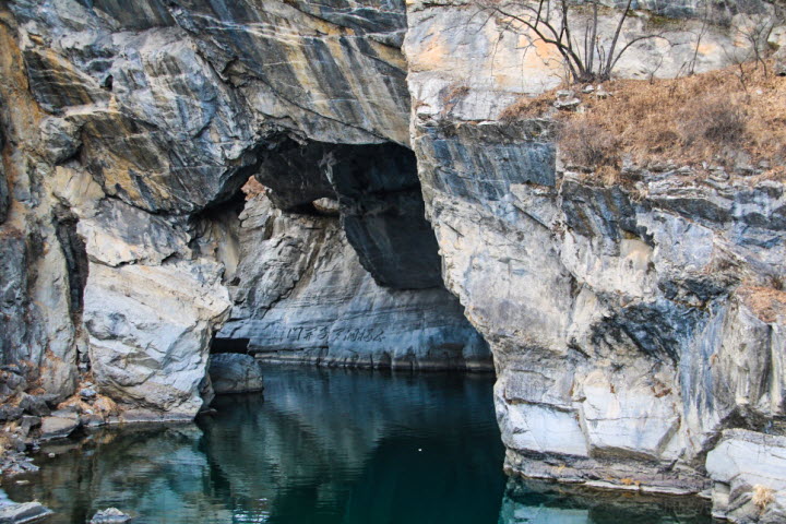 자연이 뚫어 놓은 터널 구문소