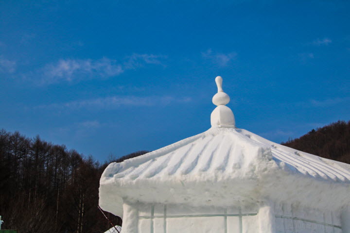 당골광장의 눈조각상과 파란 하늘