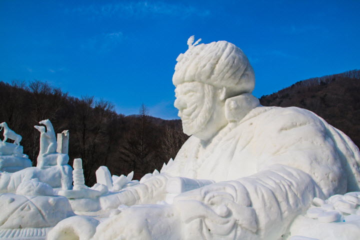 다양한 모양의 눈 조각상