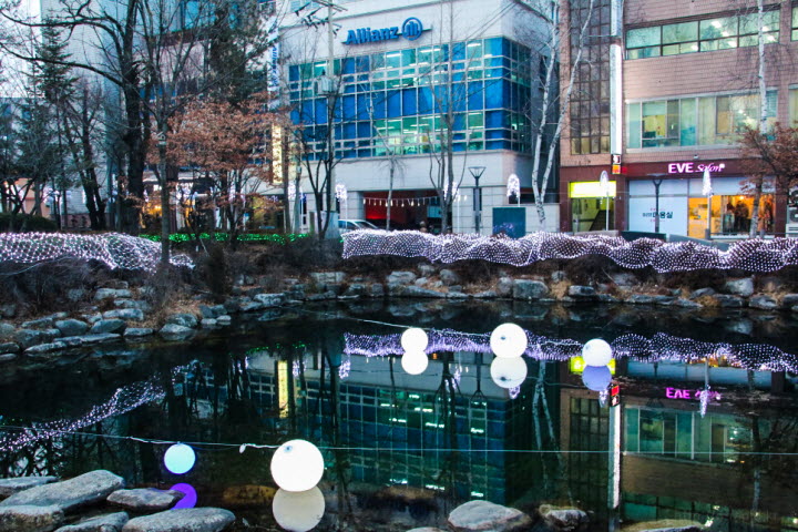 화려한 조명으로 꾸며진 황지연못