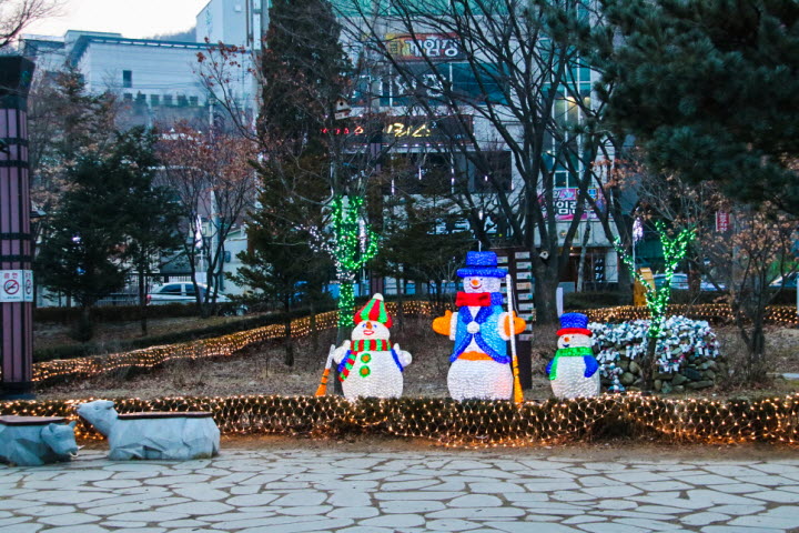 황지연목 공원에 설치된 눈사람모양의 조명들
