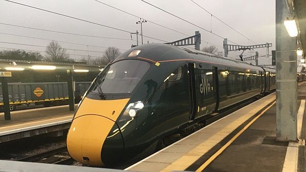 역 승강장에 정차중인 철도차량 모습