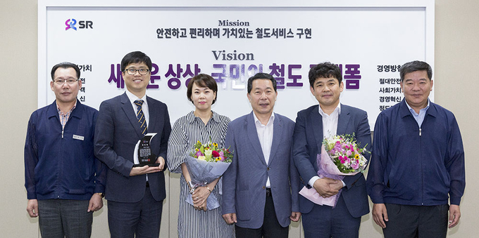 ㈜이브릿지에 감사장을 수여하고 촬영한 기념사진.